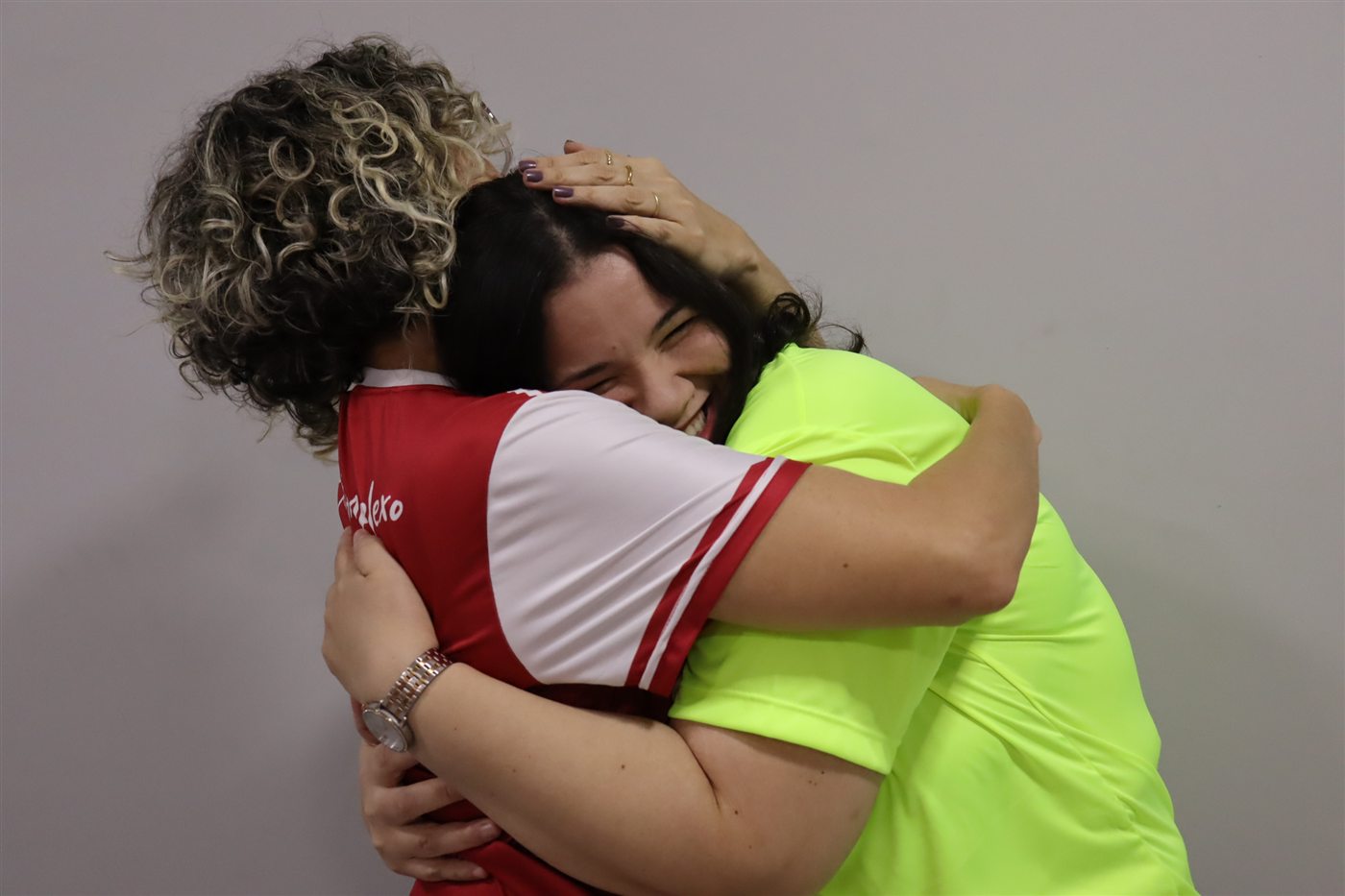 Abraço celebrando uma conquista